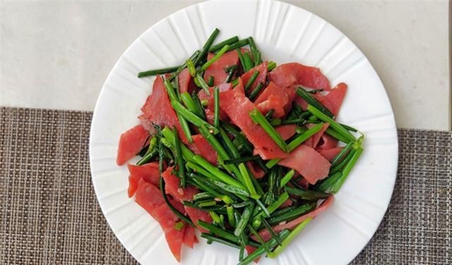  韭苔|天热就爱吃，做法简单，味好颜值高，三两下就出锅