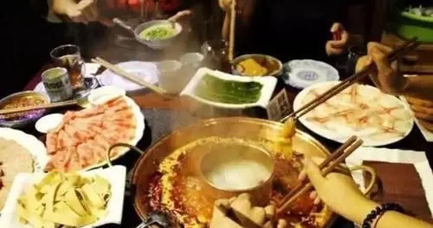 视若无睹|6岁男孩往邻座的火锅里吐口水，父母视若无睹，店家的做法很解气