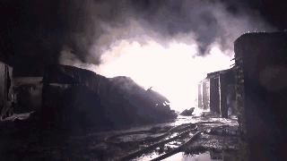  非法改装|深夜突发！市区金山路一汽车修理厂大火，出动7辆消防车！