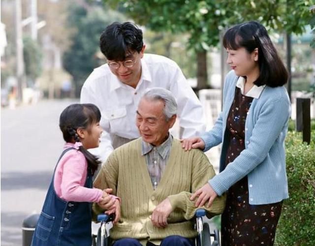 赡养|独生子女该如何赡养单亲父母？送养老院？还是一起生活？