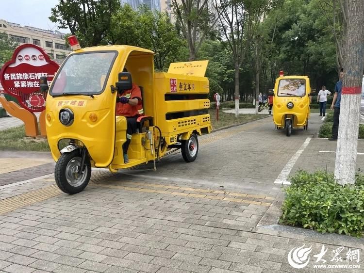 潍坊市城管局组织道路洒水作业演练