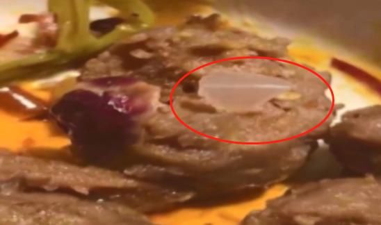  跪下|男子火锅店内吃出塑料，看完监控经理傻眼了：我给你跪下道歉！