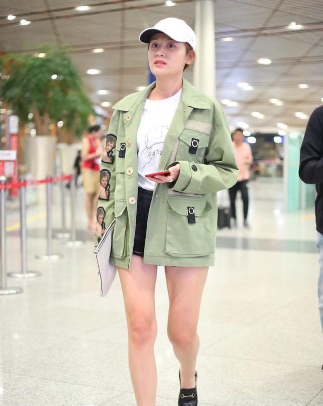  老婆|叶一茜当妈后更时髦了，穿白上衣还在领口挖个洞，不愧是冠军老婆