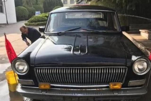  红旗|大爷低价买报废红旗，清洗后土豪出价300万购买，大爷：我差钱？