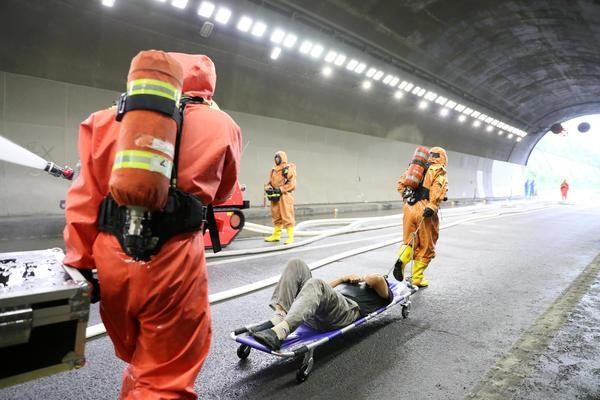  车辆|连霍高速一隧道内危化品运输车辆被追尾甲醇泄漏？这场联合演练很惊心