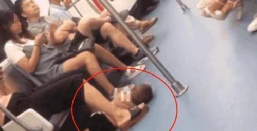 孩子|地铁上,男孩躺在地上一动不动,看到孩子的手,乘客立马报警