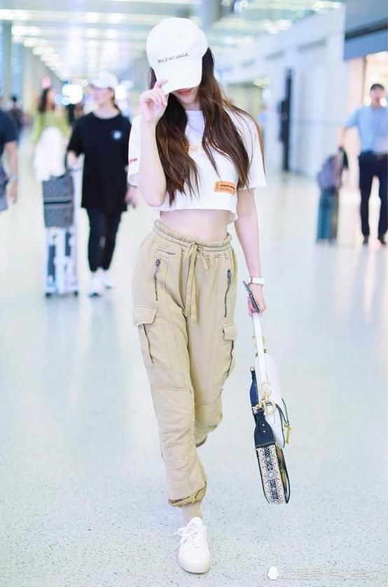  显高|“阔腿裤”早就下岗了，现更流行“微笑裤”，遮肉显高，明星都爱