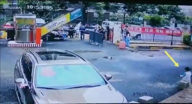  幼童|婚车接亲途中失控撞死两幼童，新人下车后继续举行婚礼