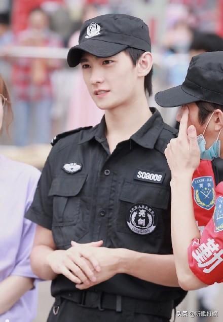  曝光|杨洋最新路透曝光，帅气坚毅俊朗有型，粉丝直呼最帅保安