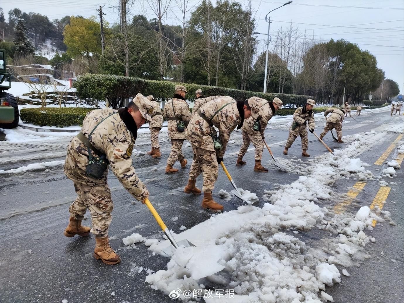 武警官兵破冰除雪抢通道路