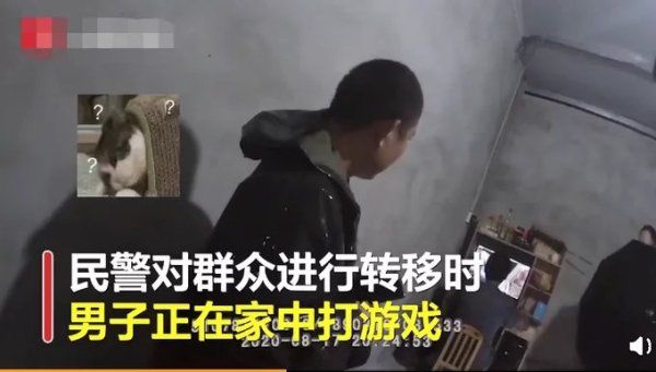  不肯|“游戏”人生？洪水中男子打游戏不肯撤离，称至少这把不能卖队友