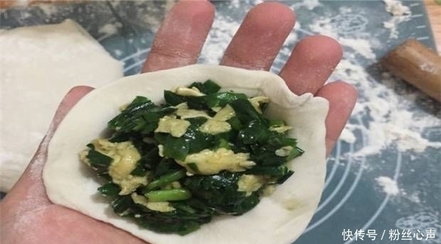 受欢迎|教你如何在家里做韭菜盒子,一把韭菜和两个鸡蛋,这在老人和孩子中很受欢迎