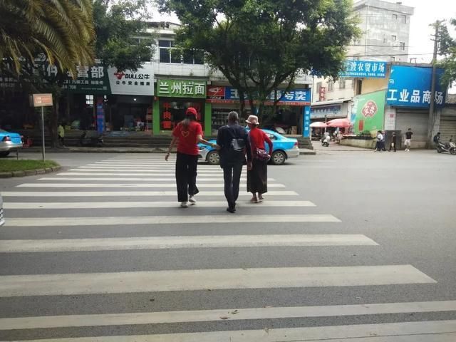 市民文明|志愿者 | “车让人·人快走” 礼让劝导
