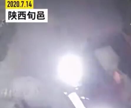  始末|【无语】醉驾男子撞翻车又爬回车内酣睡 还原事件始末