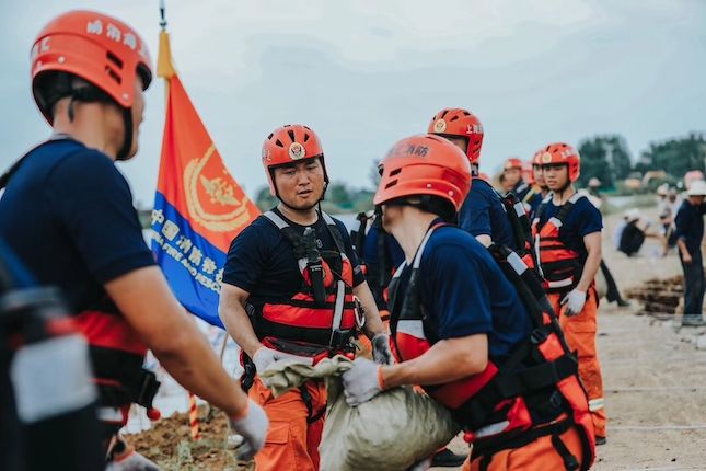 村民|多图直击抗洪一线：12小时装填2.1万个沙袋，他们保护了7000余名村民、9000亩良田