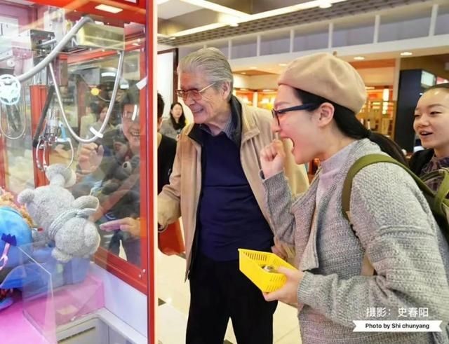  书籍|93岁时你会做什么？来看看蓝天野的朋友圈：有猫有狗、有书籍字画