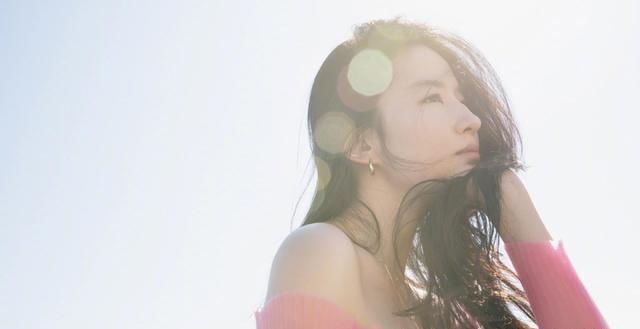  近日|近日刘亦菲微博更图：红配绿搭配，大俗大雅，我想起寿桃了