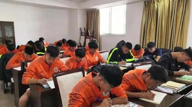 盛赞|优秀!鲁能高考外语139分小将发声被盛赞 会多种语言解决留洋障碍