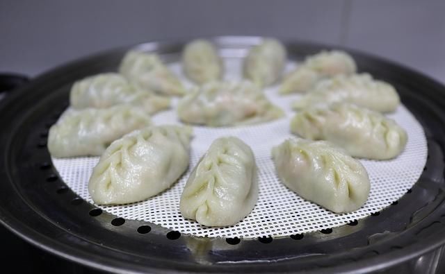  三伏天|三伏天，用这些菜做蒸饺，8分钟出锅，柔软香嫩，手抓着吃更过瘾