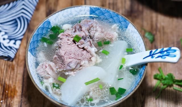 萝卜汤|精选美食:萝卜棒骨汤、西葫芦炒肉、香焖禾花鱼、羊肉萝卜汤做法