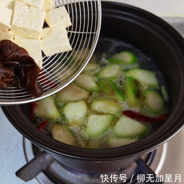  软烂|丝瓜炖豆腐，丝瓜鲜嫩，豆腐软烂，清香味美