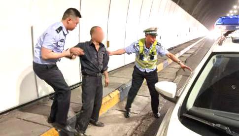  回家|饮酒老人路边醉倒民警安全送其回家