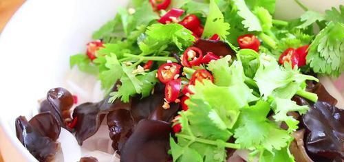  做法|洋葱拌木耳的家常做法，简单又美味，特别爽口