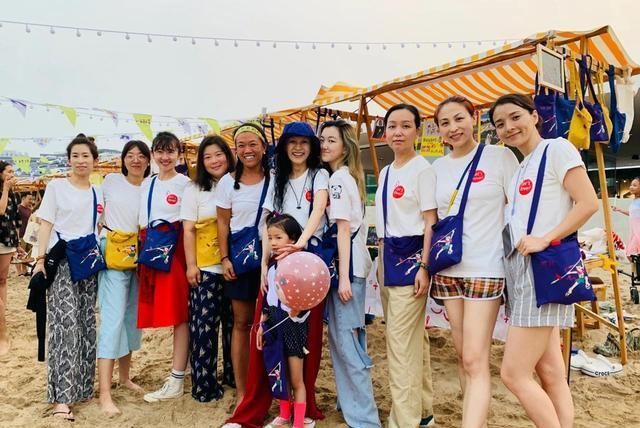  惊呆|王菲女儿竟与闺蜜摆摊义卖？惊呆众人，网友：不如直接去拍卖