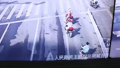 电驴|闯红灯、逆行、不按车道行驶…这些骑电驴的被交警曝光,有你吗?