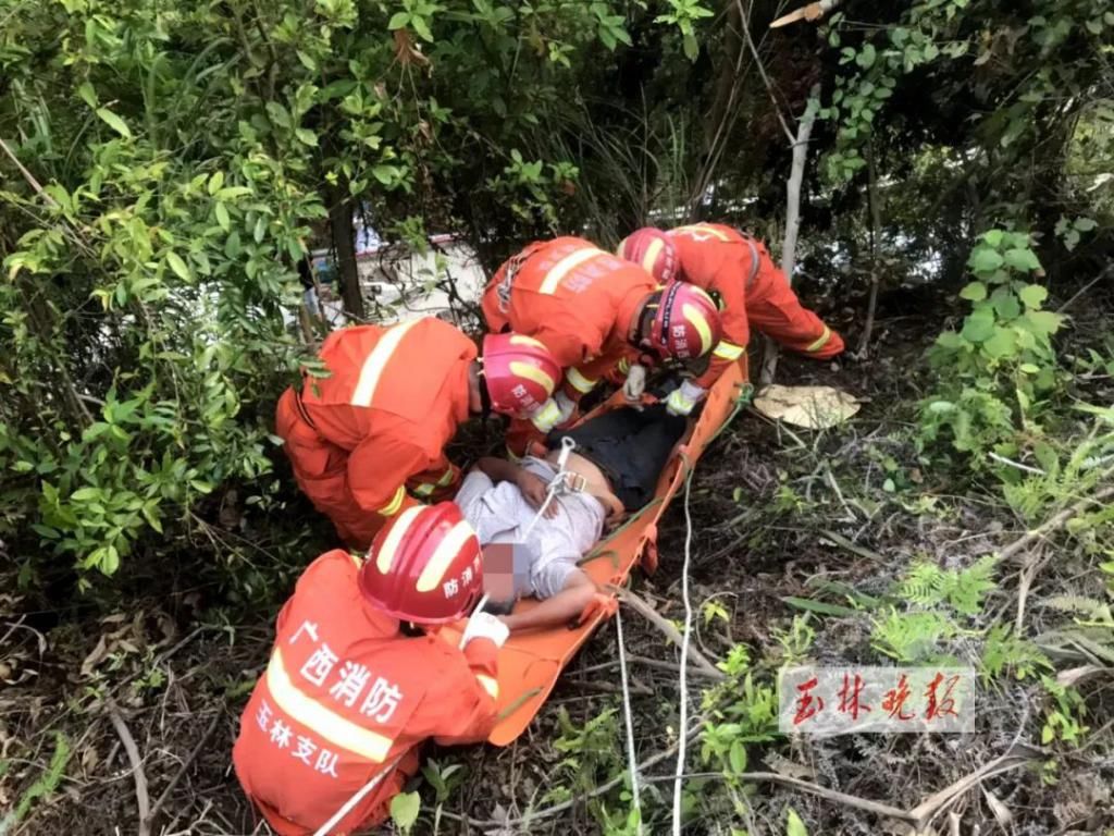  滚落|从山上滚落10多米！维修工人从4米高的光缆上摔下，手臂骨折