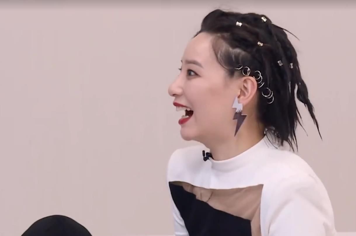  队友|孟佳孤立无援，吴昕暖心救场，金晨张含韵都低头躲避，队友也逃了