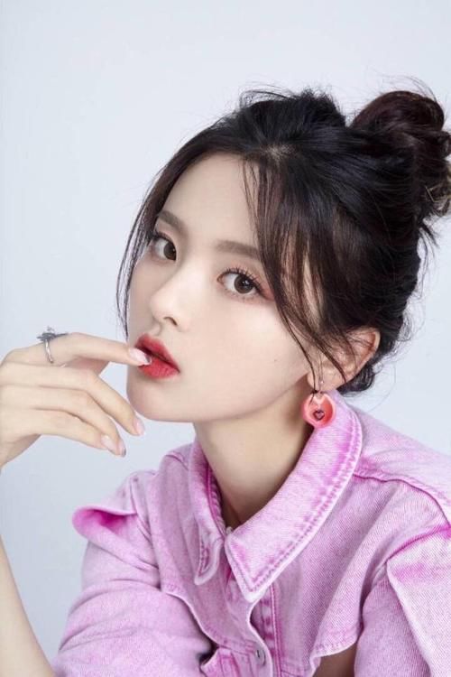  现身|杨超越现身薇娅直播间，粉色套装少女感满满，坦言被郭京飞误认为婶子