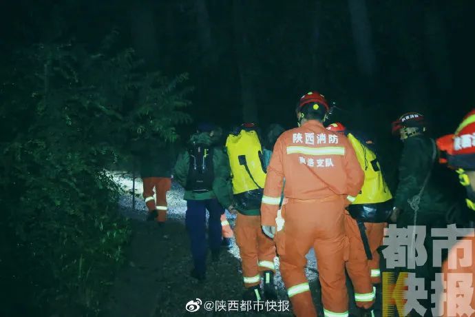 营救|突降大雨体力不支......68人被困秦岭，消防彻夜营救