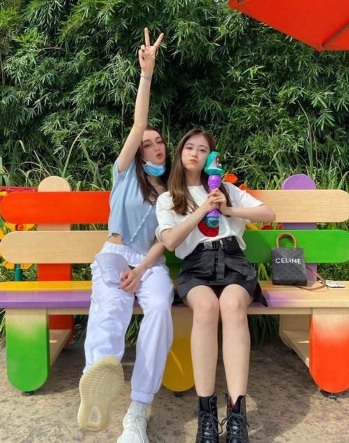  对比|同样是在游乐园拍照留念，看到娜扎和热巴的对比图，两人终于分出了高低