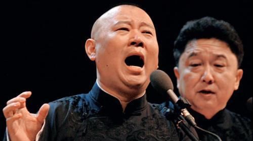  年轻|郭麒麟小嘴抹了蜜，称郭德纲还很年轻，现阶段不会考虑接手德云社