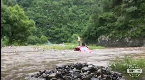  暴涨|雨天河水暴涨，载有4人的SUV困在了河水中...