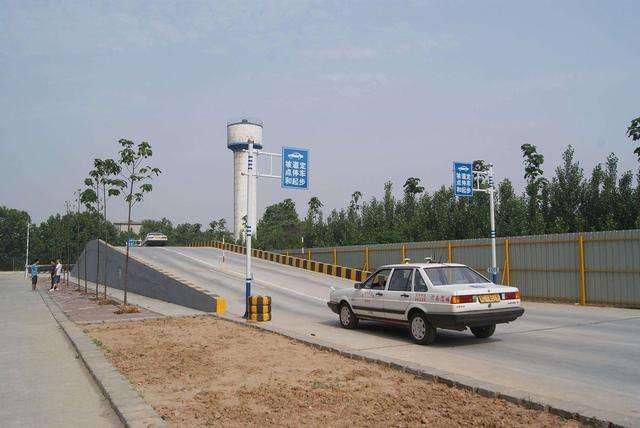  侧露|67岁大爷考驾照，所有科目一把过，车尾横幅霸气侧露