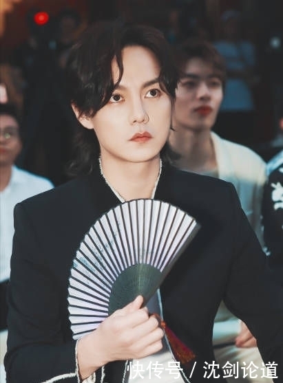  易烊千玺|尹正吃春饼登上热搜，吃一口却咀嚼121次，太适合做吃播！