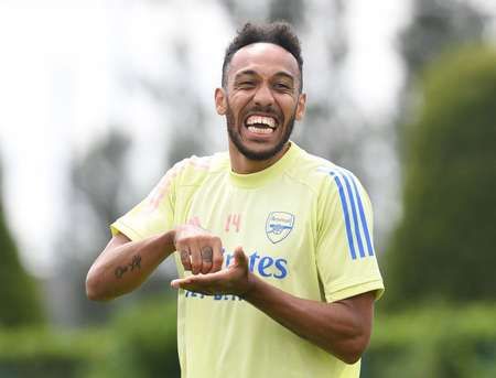 训练|奥巴梅扬训练中做出签约手势引枪迷猜测,拉卡泽特点赞