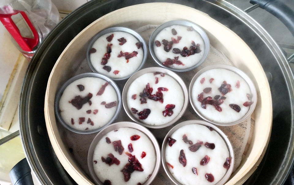  简单|自制暄软可口的大米发糕，手不沾面、简单省事，婆婆就爱这个味！