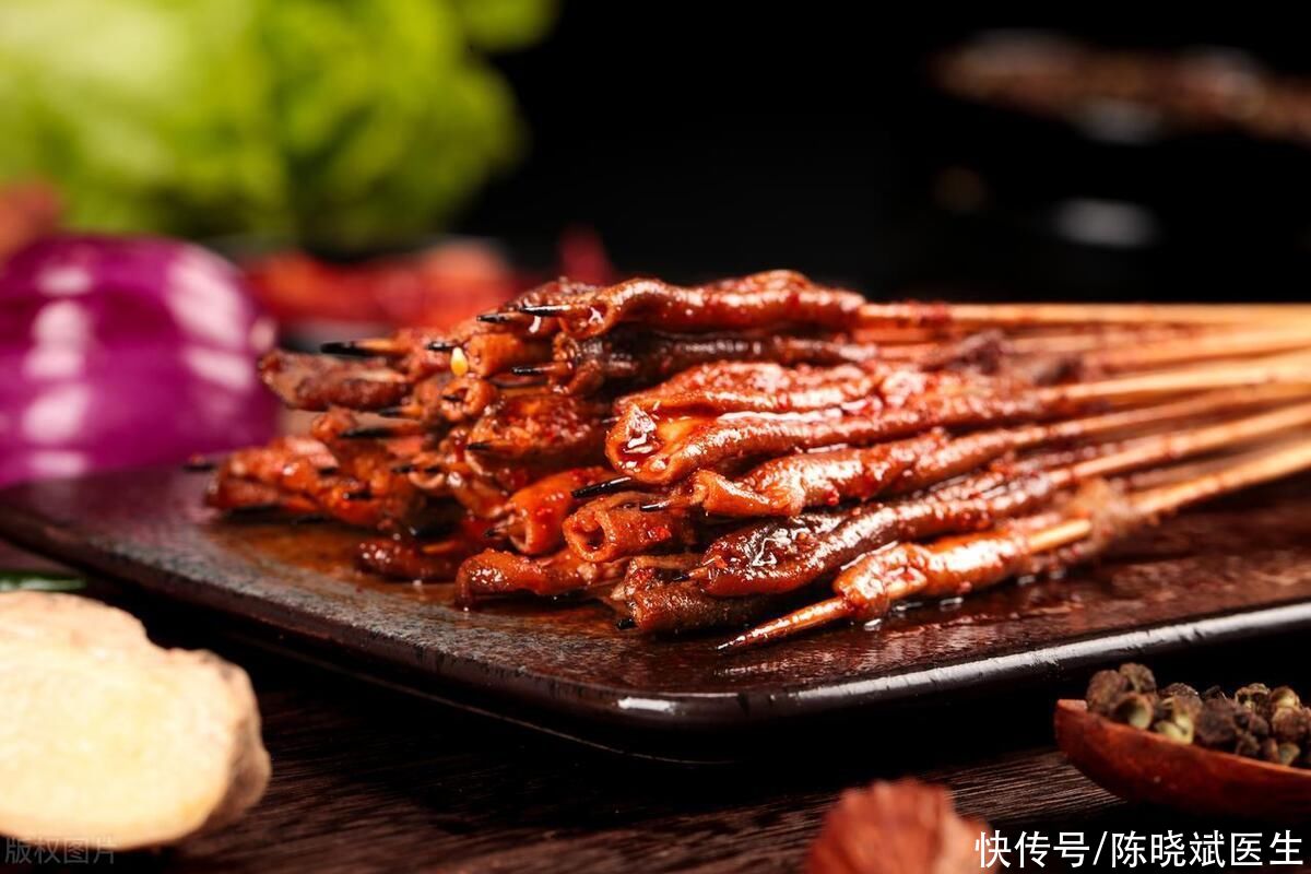 骨质疏松吃什么食物最好(年纪越大，骨头越松？劝告：4种食物慢慢“掏空”骨骼，尽量少吃)