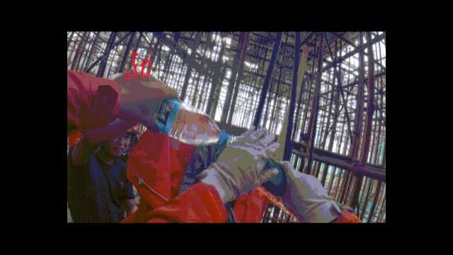  钢筋|太吓人！工人掉入钢筋丛，两米左右的钢筋从腰部穿透到大腿内侧！