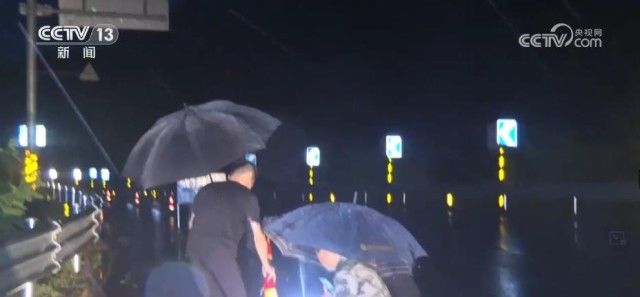 防汛巡查队工作人员默默守护 群众平安度过不眠雨夜