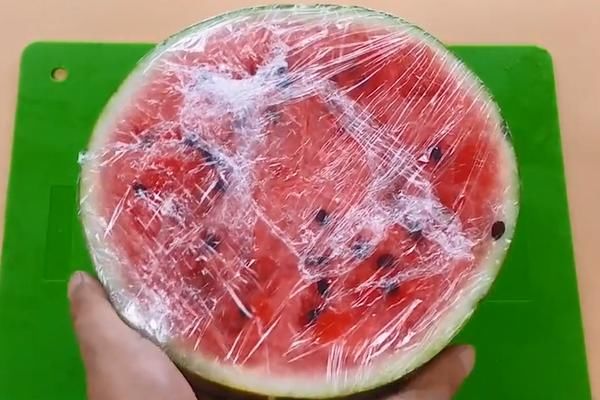  瓜农|切开的西瓜不用放冰箱，老瓜农教我一“土方法”，放7天依旧新鲜