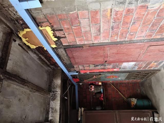 墙壁|墙壁漏水钢筋裸露，60年老房子成C级危房，60多户居民盼妥善处置