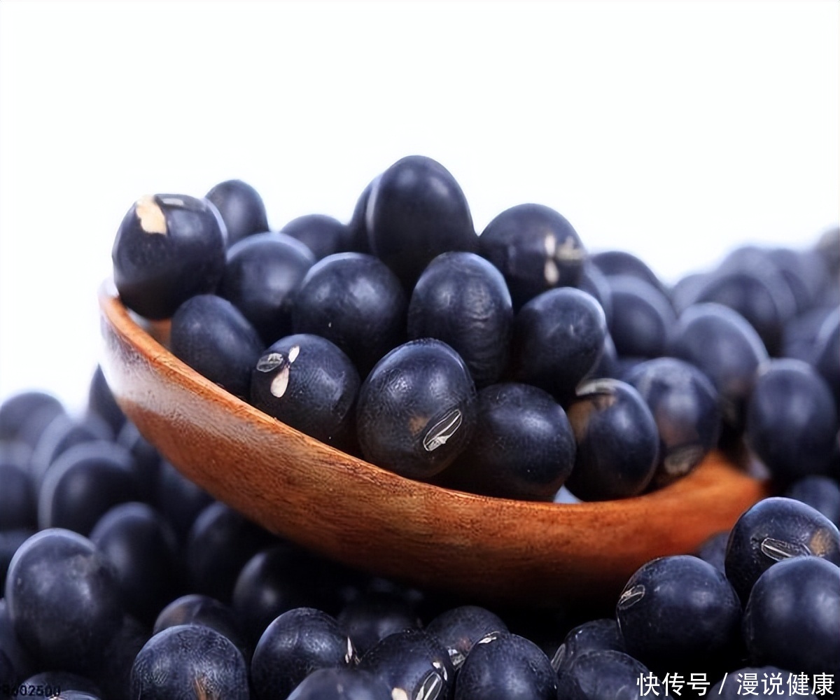 小黑豆和大黑豆的功效与作用(每天一把小黑豆，健康青春又长寿！坚持吃黑豆，许会收到3个好处)