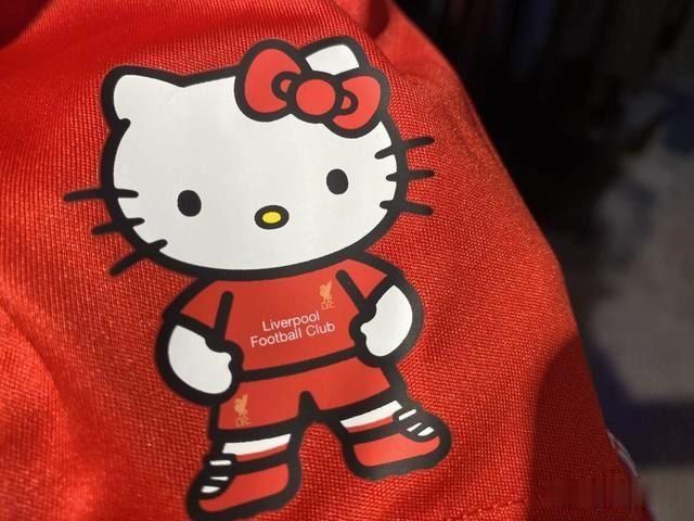 HelloKitty|HelloKitty加盟英超冠军利物浦？这联名款战袍真可爱