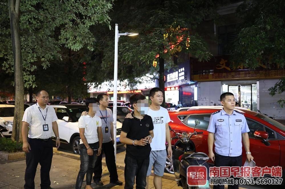 嫌疑人邓某|钦州这伙窃贼太大胆，一夜撬开21家商铺……警方出击，48小时抓获5人