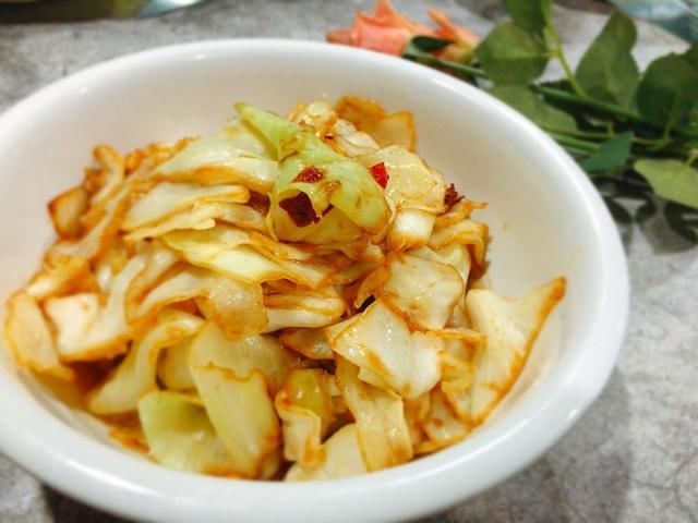  香甜|卷心菜想要好吃，别直接下锅炒，多加1个小妙招，香甜脆爽味道好