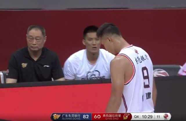  神情|阿日，阿日！易建联受伤离场，曾繁日神情凝重，杜锋问候已在路上